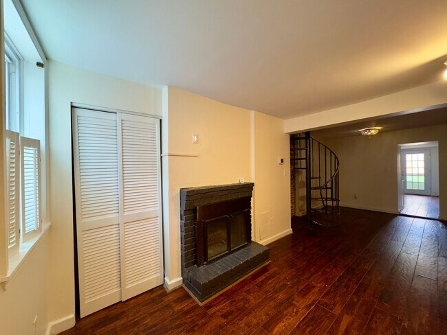 Building Photo - Charming 1 Bedroom/1 Bathroom Townhome w/ Den in Federal Hill, MD!