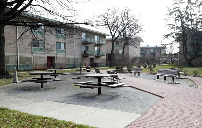 Building Photo - Kentucky Courts Apartments