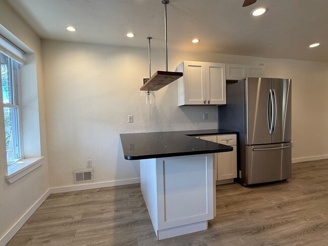 Building Photo - Charming Riverfront 2BR Walking Distance t...