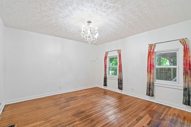 Building Photo - Adorable East Nashville Cottage w/ HUGE Fully-Fenced backyard!