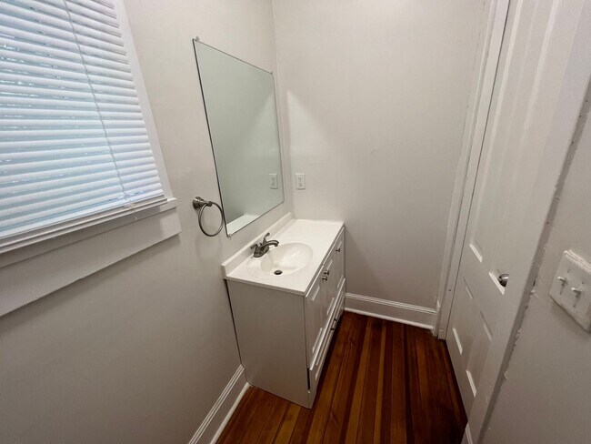 Building Photo - 3 BR House available in June