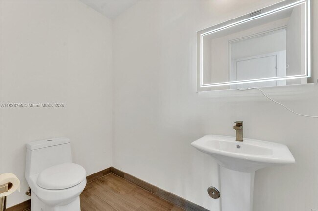 Building Photo - 1300 Brickell Bay Dr