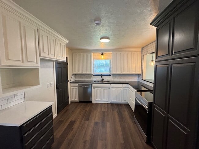 Building Photo - Stunning and trendy 3 bed 2 bath 2 car gar...