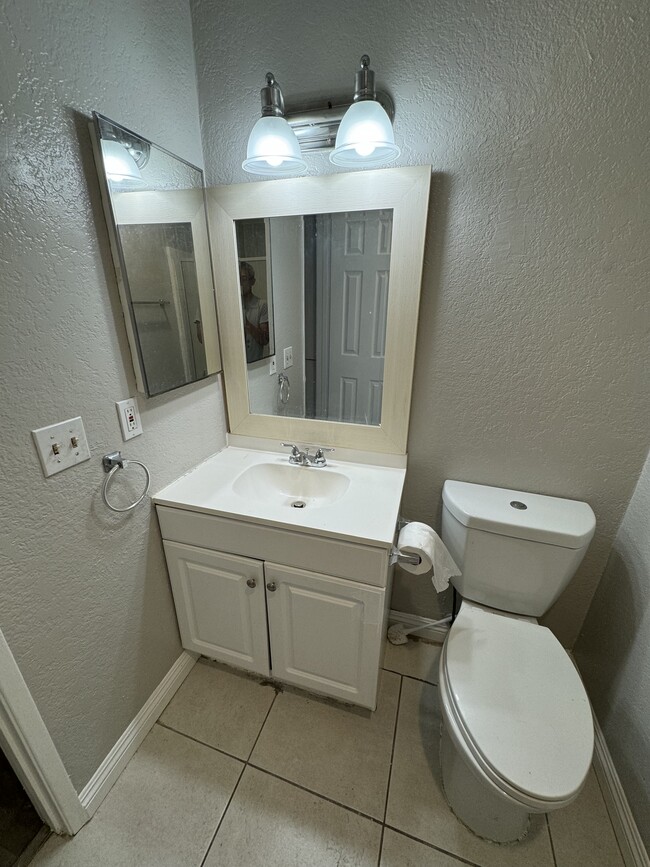 Master bathroom - 830 St Louis Ave