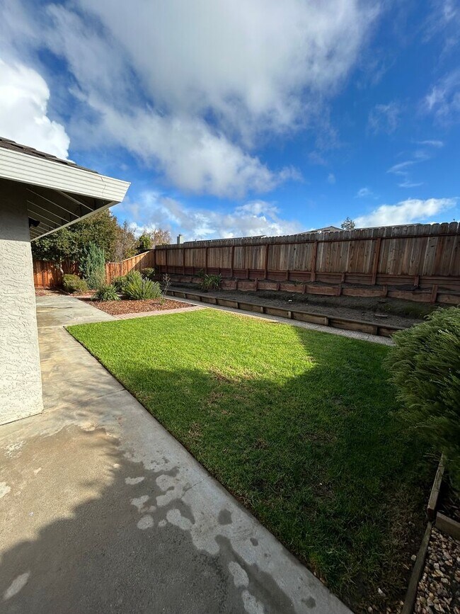 Building Photo - 3 Bedroom, 2 Bathroom Family Home