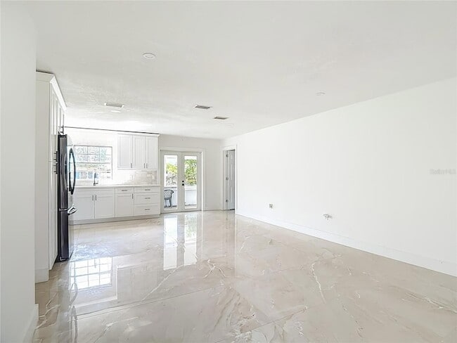 Building Photo - 201 Valencia Dr