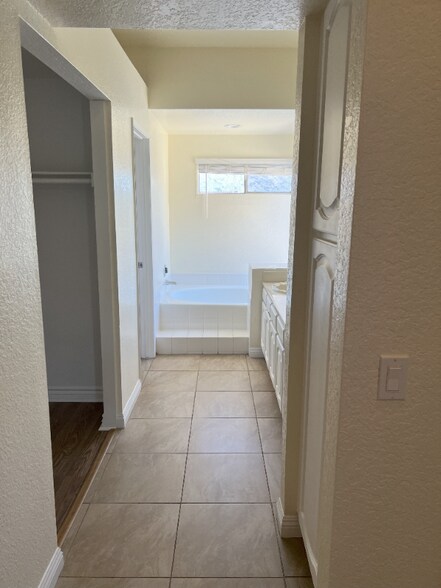 Building Photo - 24430 Robinwood Dr