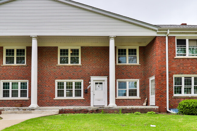 Building Photo - 831 N Raynor Ave