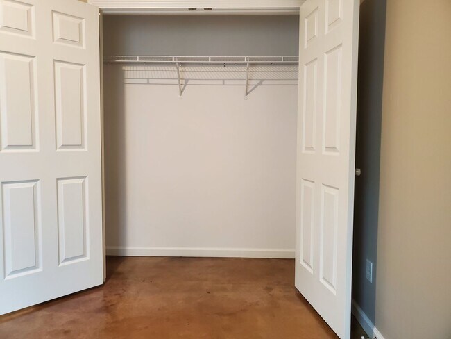 Building Photo - 2 Bedroom, 1 Bath apartment