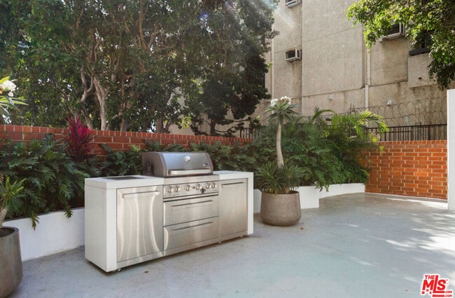 Building Photo - 7135 Hollywood Blvd