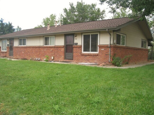 Primary Photo - 700/702 South Lashley Lane