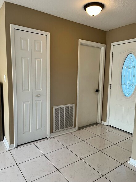 Building Photo - 111 Rosewood Ct