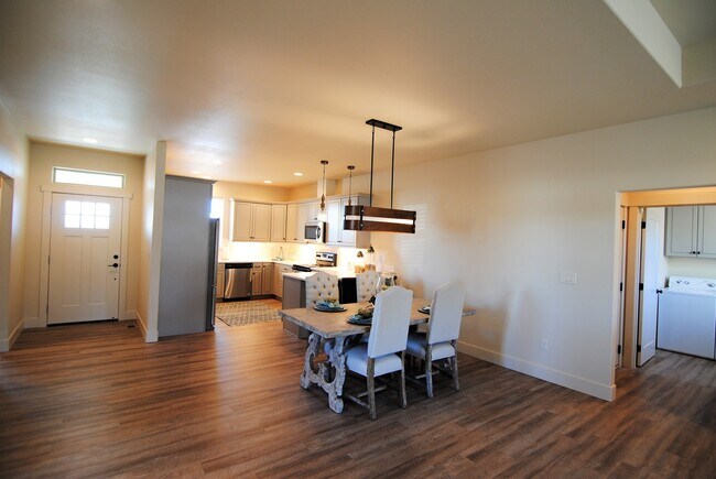 Building Photo - 1712/1714 Danny Boy Ln. Duplex