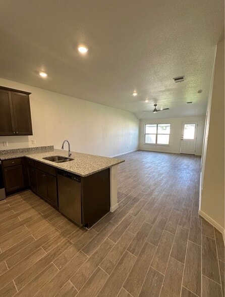 Building Photo - 901 Switchgrass Dr