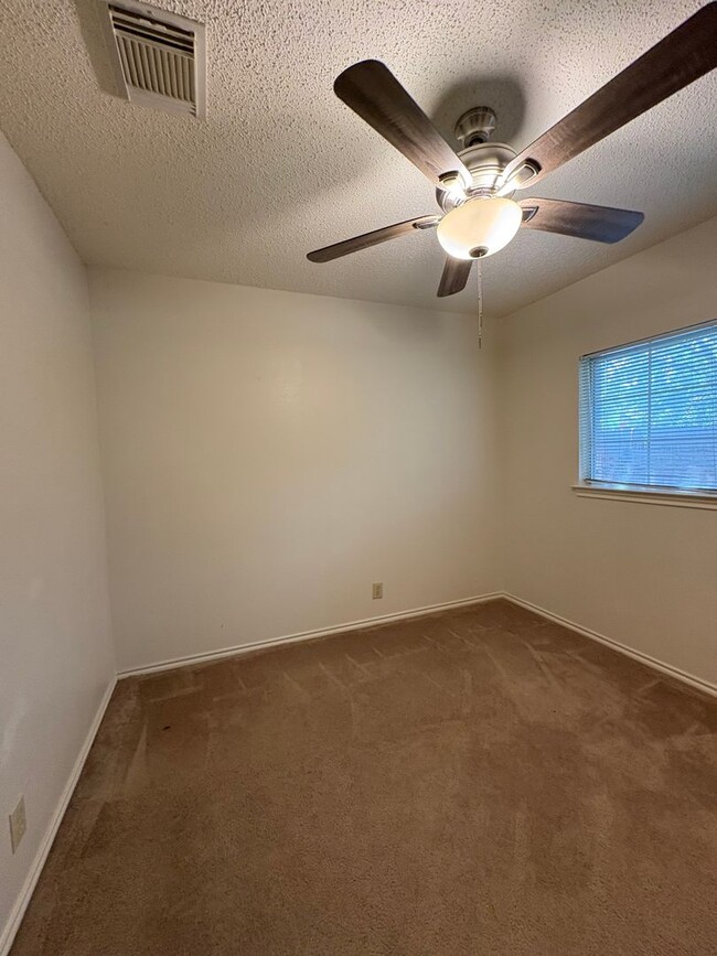 Building Photo - Beautiful home on corner lot.
