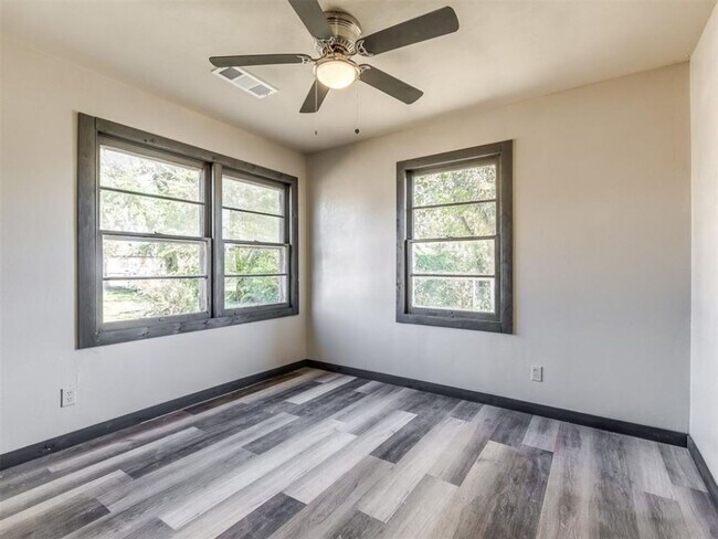 Building Photo - 3 bed, 1 bath home in Del City, OK