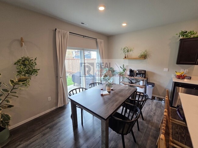 Building Photo - Check Out This Beautiful 4 Bedroom, 2.5 Bath Home!