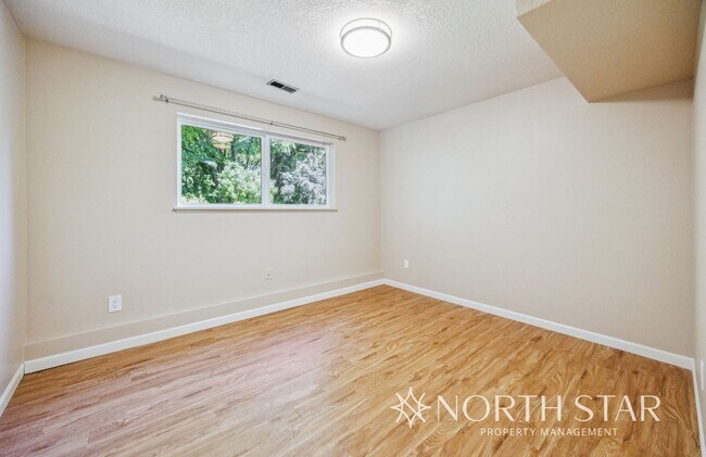 Building Photo - Beautiful Lake Oswego Ranch Home in Red Fo...