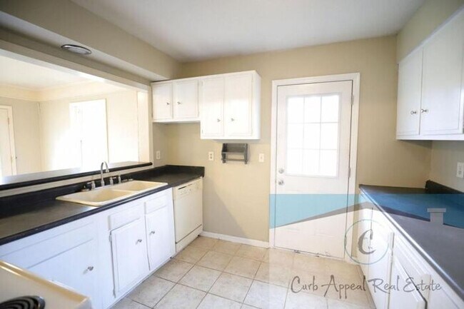 Building Photo - 3 Bedroom 2 Bath Home in Beautiful Neighborhood! A must see!!