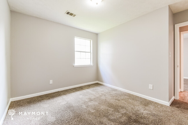 Building Photo - Bright 3 Bedroom Home