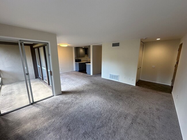 Building Photo - Beautifully Updated 2-Bedroom Unit with On...