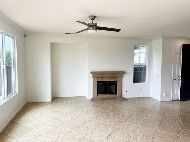 Building Photo - Stunning 4br + Den located on a view lot i...