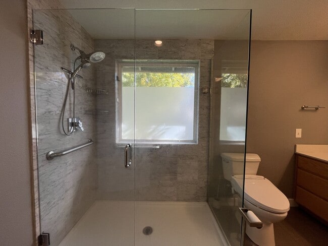 Building Photo - Beautiful Single-Level 3 Bedroom Home with Modern Kitchen and Open Floor Plan