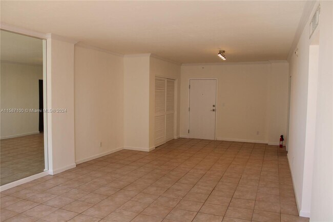 Building Photo - 90 Edgewater Dr