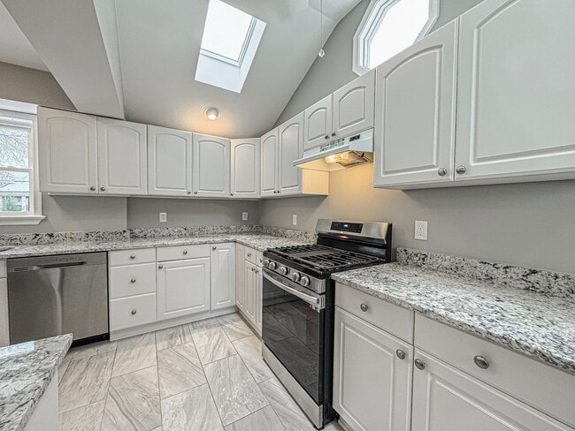 Building Photo - Charming 3 Bed 3 Bath Sitting On A Large Lot In Beautiful Summit Veitch