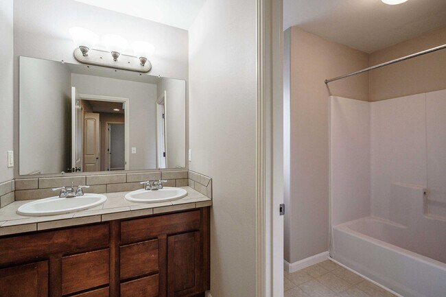 Building Photo - $500 Move In Special  4 Bedroom 2.5 Bath New Carpet and Fresh Paint