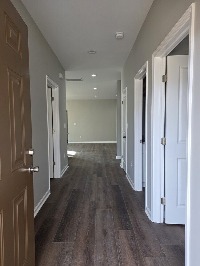 Building Photo - Welcome to your Gem Home!