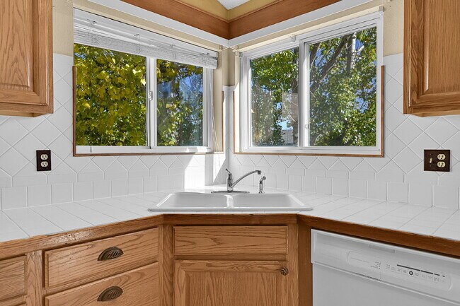 Building Photo - $2,395.00 - 4 Bedrooms, 3.5 Bathrooms, Sin...