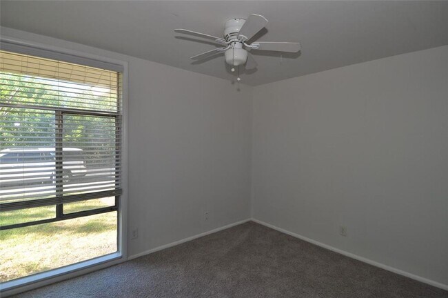 Building Photo - All appliances included! Great Location!