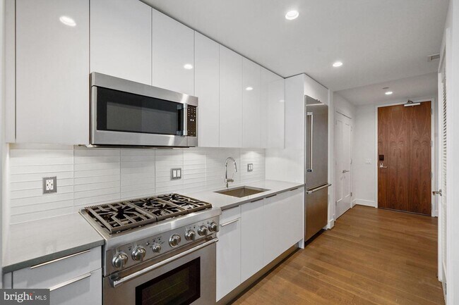 Building Photo - 45 Sutton Square SW