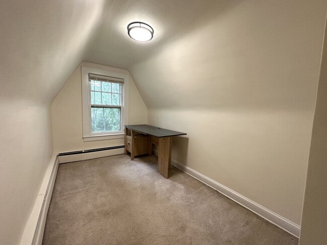 Building Photo - 3 bedrooms, 1.5 bath