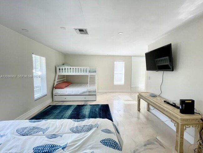 Building Photo - 416 N Rainbow Dr