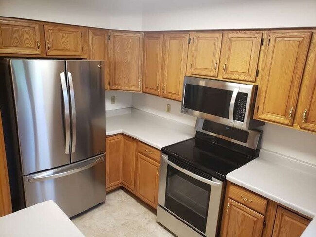 Building Photo - Spacious 3 bedroom, 2 1/2 bath Duplex