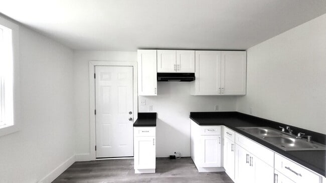 Building Photo - Remodeled Two Bedroom House in Lancaster S...