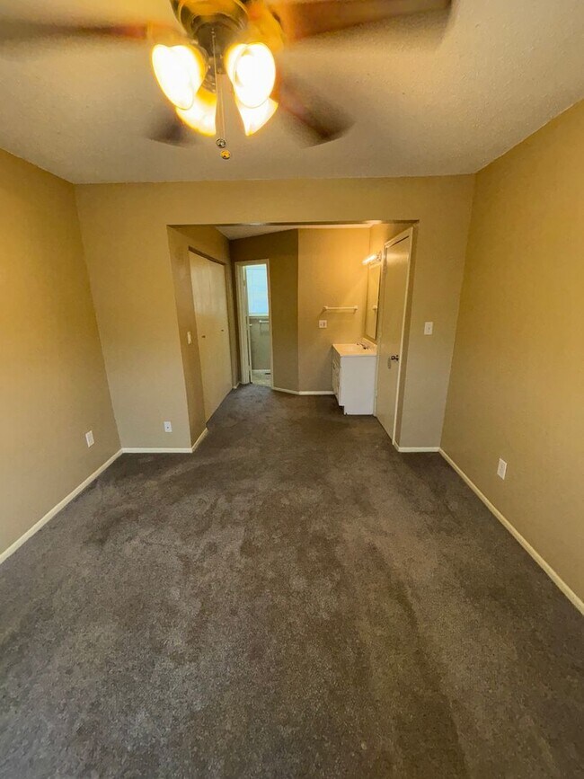 Building Photo - 409 NE Westwind Dr