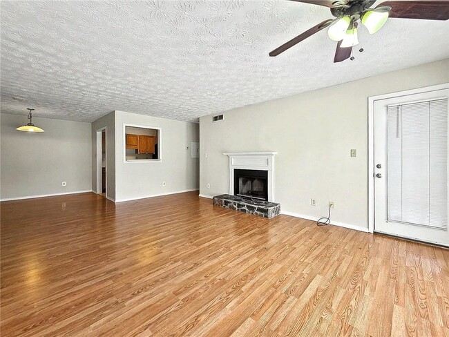 Building Photo - 1702 Country Park Dr