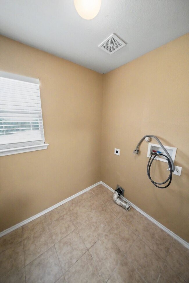 Building Photo - Spacious Cibolo Home Near Steele High School - Realtor Commission: $500
