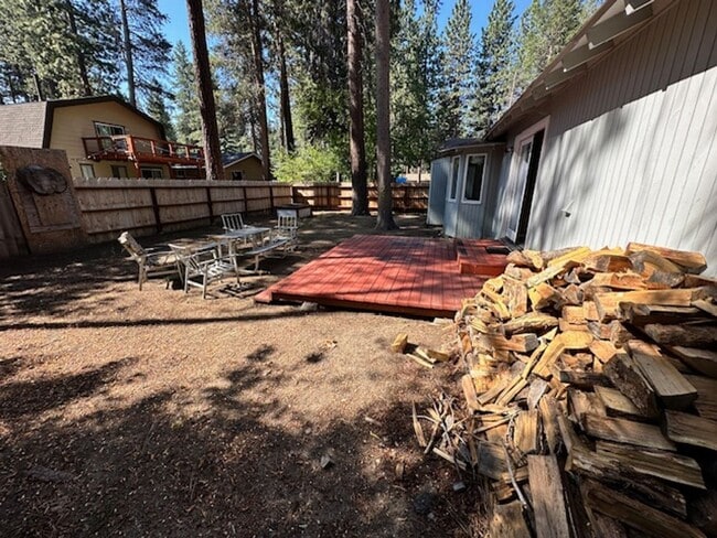 Building Photo - Single level home w/ 3Bd and 2 Ba! Availab...