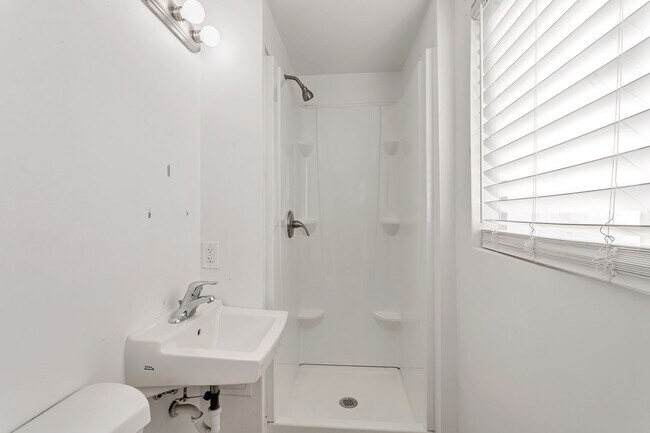 Building Photo - 13413 Minuteman Dr