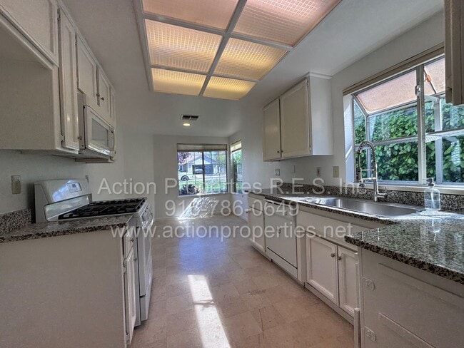 Building Photo - Charming 3 Bed, 2 Bath House - Close to Shopping, Schools, and Parks - New Paint - Updated Flooring!