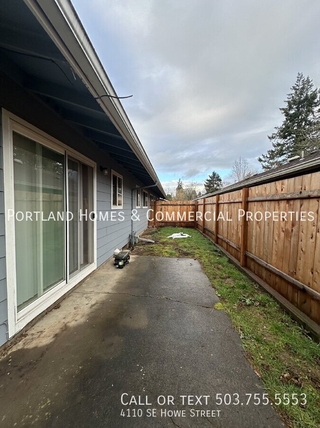 Building Photo - Cute duplex / Private drive; no through tr...