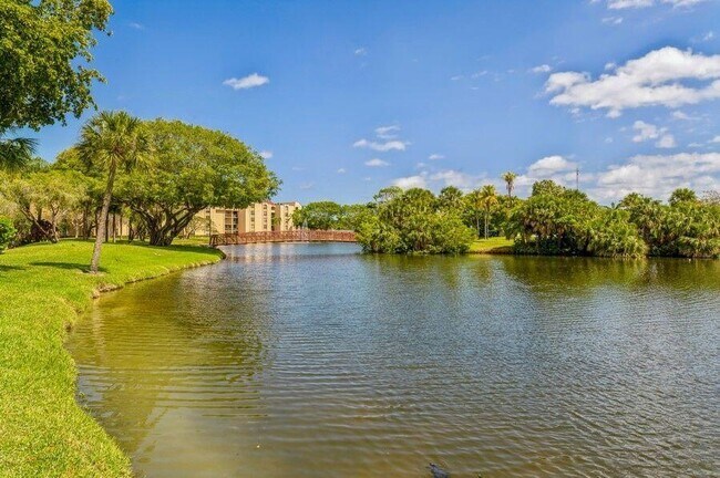 Building Photo - 450 Egret Cir