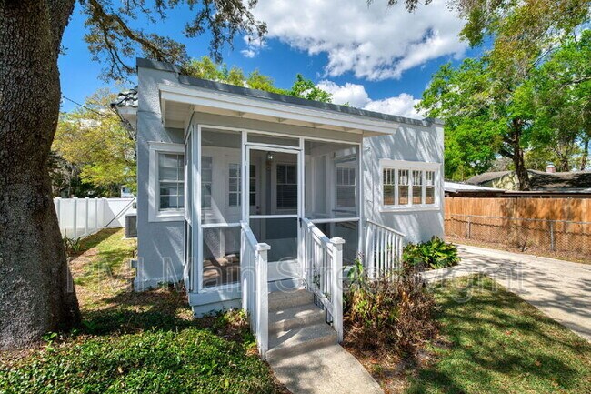 Building Photo - 829 N Hyer Ave