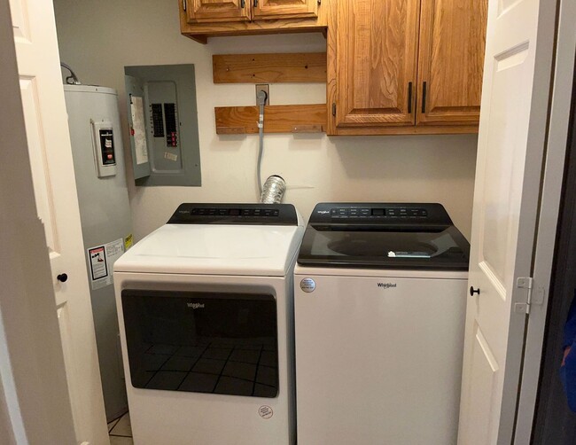 Building Photo - Newly Remodeled Townhome