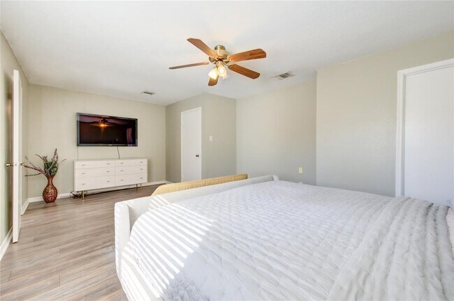 Building Photo - 2379 Briarwest Blvd