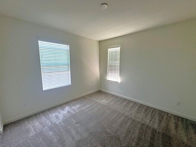 Building Photo - 1014 W Buttercup Ln